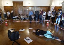 El antropólogo forense Paco Etxeberria, en la práctica del curso de Criminología de los Cursos de Verano.