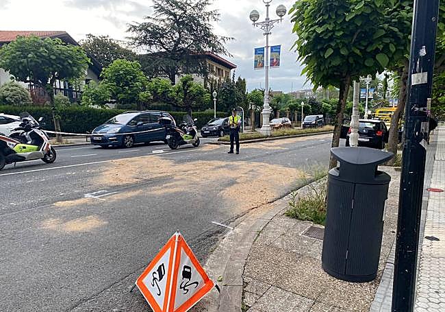 La Avenida de Navarra de San Sebastián ha tenido que ser cortada, sentido Irun, por el accidente entre una moto y un coche.