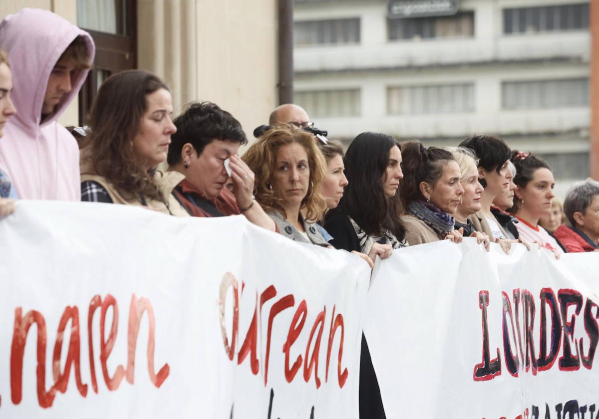 Concentración en repulsa del asesinato de Lourdes del Hoyo en Orio.