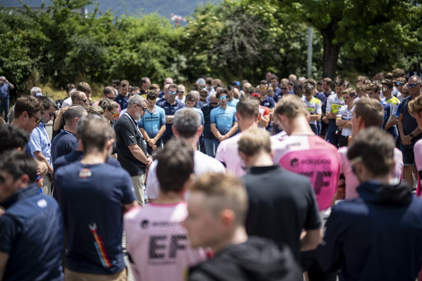 El pelotón guarda un minuto de silencio en memoria de Gino Mader después de que el director de la carrera comunique su fallecimiento.