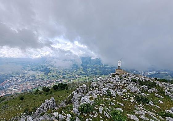 A los pies de la gran estatua de San Ignacio se encuentra su localidad natal, Azpeitia, donde destaca su santuario.