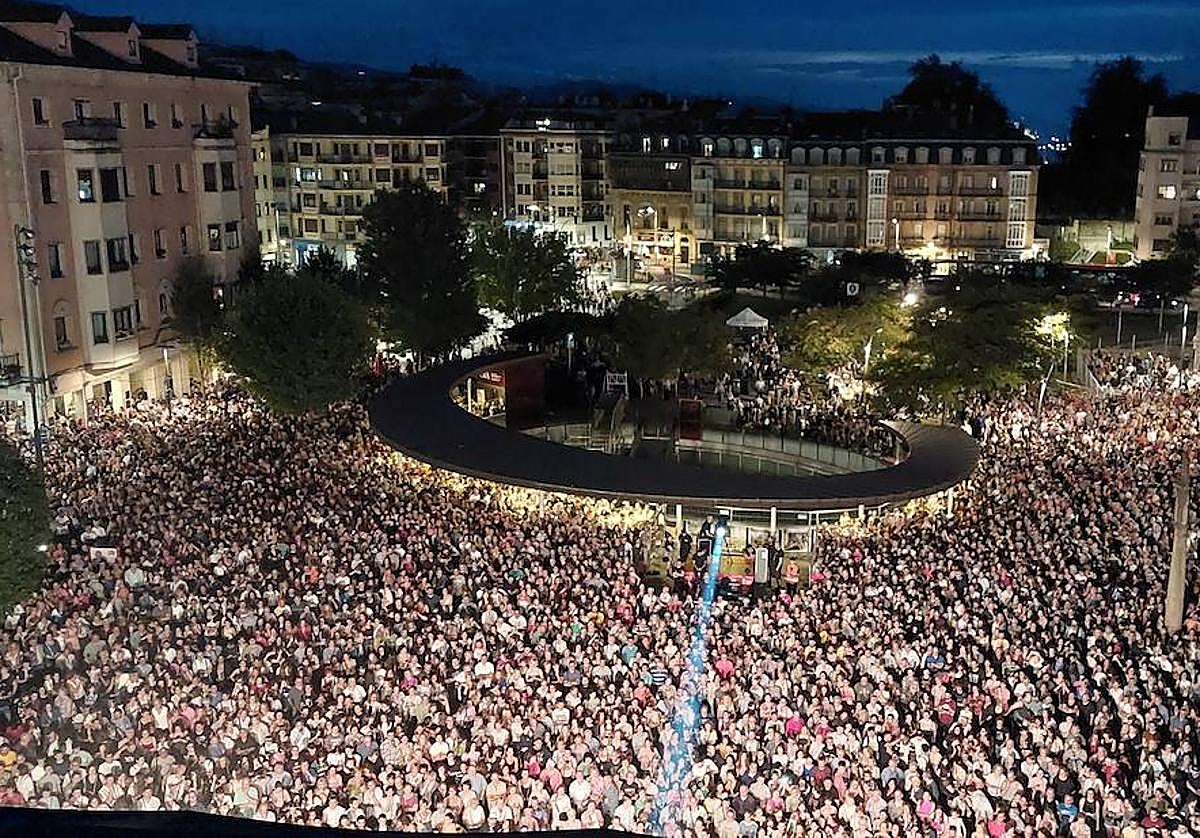 Una vista de la plaza San Juan durante el concierto.