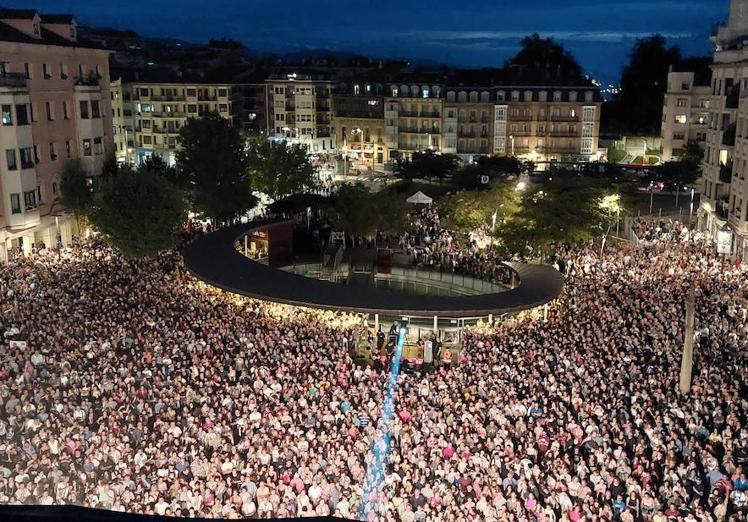 Imagen principal - Una vista de la abarrotada plaza San Juan. El público ha disfrutado con el concierto. Bustamante con el alcalde de Irun, José Antonio Santano. 