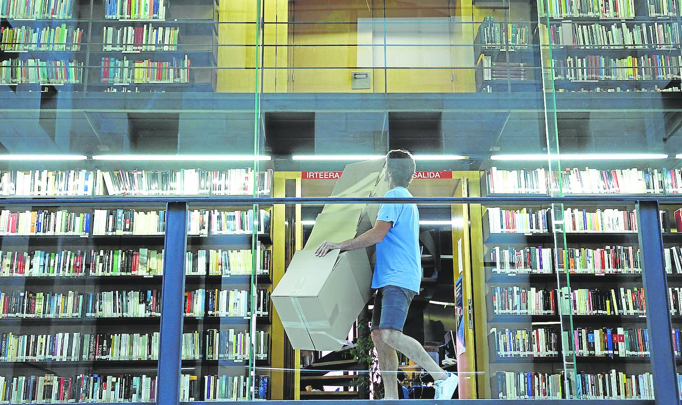 Traslado de documentos ayer en el Koldo Mitxelena de Donostia.
