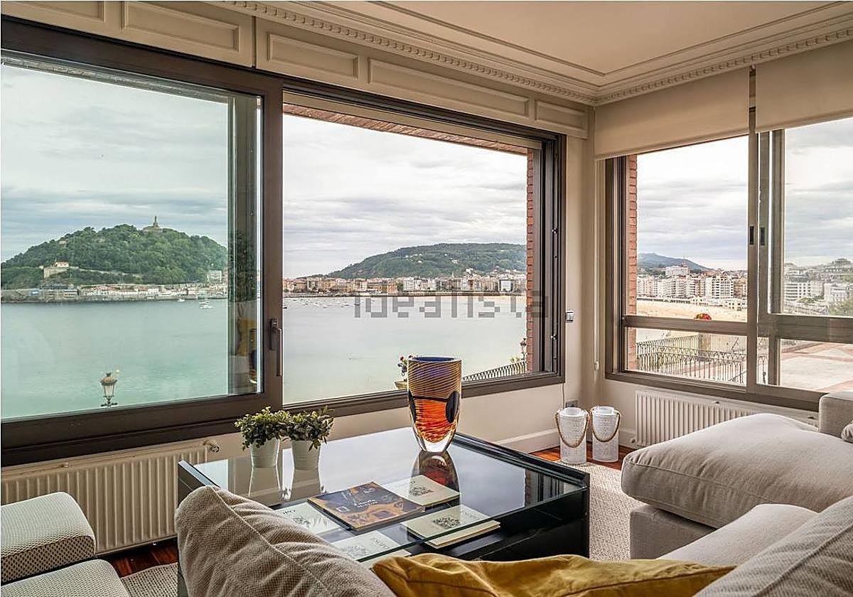Vista del salón de la vivienda con vistas a La Concha de San Sebastián.