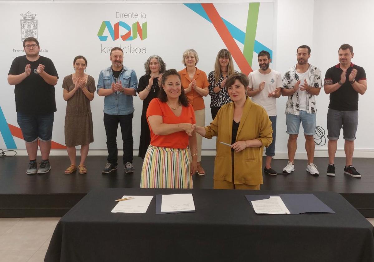 Momento en el que Gartzia y Otaegi firman el acuerdo que les une de cara a la próxima legislatura 2023-2027 con el resto de concejales de ambos partidos al fondo.