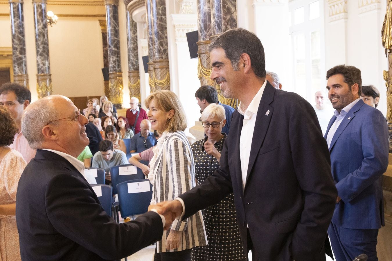 Felicitaciones y abrazos en la investidura de Eneko Goia