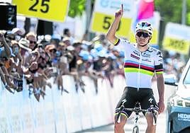 Remco Evenepoel (Soudal) le dedica la victoria de etapa en la Vuelta a Suiza al fallecido Gino Mäder.