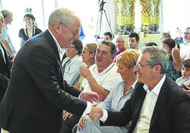 Izagirre saluda a Olano, justo a Gasco y Tapia, ayer en Donostia.