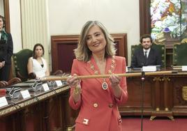 Cristina Ibarrola recibe la makila.