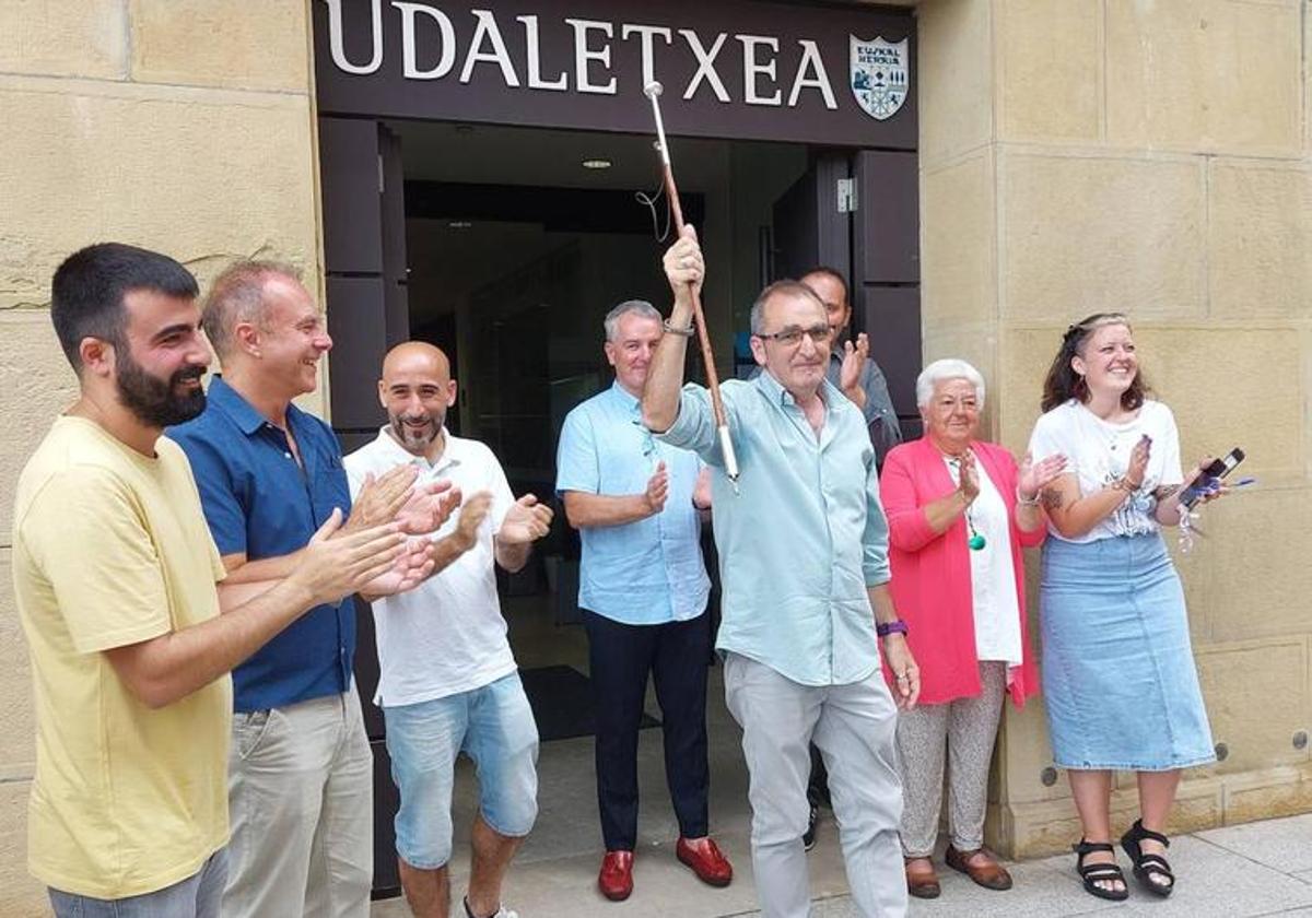 Teo Alberro, con el bastón de mando como nuevo alcalde de Pasaia.