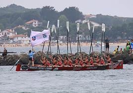 La trainera de Zumaia celebra su triunfo.