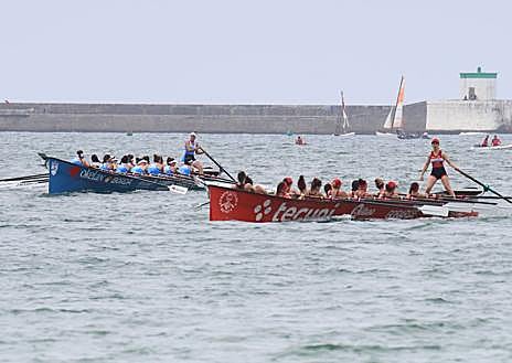 Imagen secundaria 1 - Zumaia sorprende a Kaiku y se lleva la primera bandera
