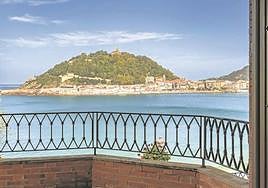 Vista del salón de la vivienda con vistas a La Concha de San Sebastián.