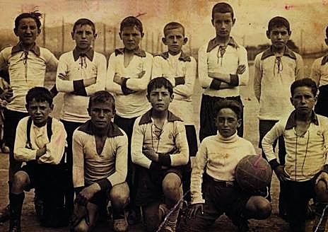 Imagen secundaria 1 - Plantilla que obtuvo el primer y único ascenso de Tercera a Segunda B en la temporada 92/93. Primer equipo del club en la temporada 1923/24, año de la inauguración. Antiguo campo de Larzabal donde llegó a entrenarse Maradona con el Barcelona.