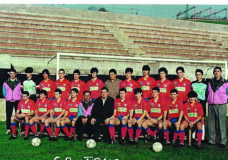 Imagen principal - Plantilla que obtuvo el primer y único ascenso de Tercera a Segunda B en la temporada 92/93. Primer equipo del club en la temporada 1923/24, año de la inauguración. Antiguo campo de Larzabal donde llegó a entrenarse Maradona con el Barcelona.