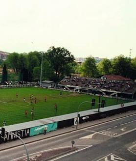 Imagen secundaria 2 - Plantilla que obtuvo el primer y único ascenso de Tercera a Segunda B en la temporada 92/93. Primer equipo del club en la temporada 1923/24, año de la inauguración. Antiguo campo de Larzabal donde llegó a entrenarse Maradona con el Barcelona.