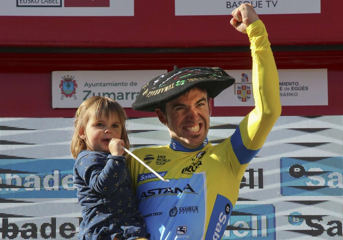 Ion Izagirre celebra su victoira en la Itzulia en 2019.