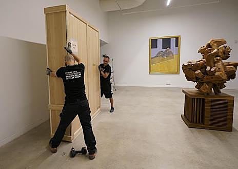 Imagen secundaria 1 - Cómo traer un Bacon: así se monta la gran exposición que acogerá Tabakalera en verano