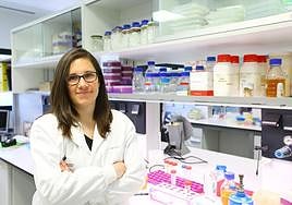 La donostiarra Amaia Arruabarrena-Aristorena posa en el laboratorio donde lleva a cabo las diferentes investigaciones acerca del cáncer de mama.