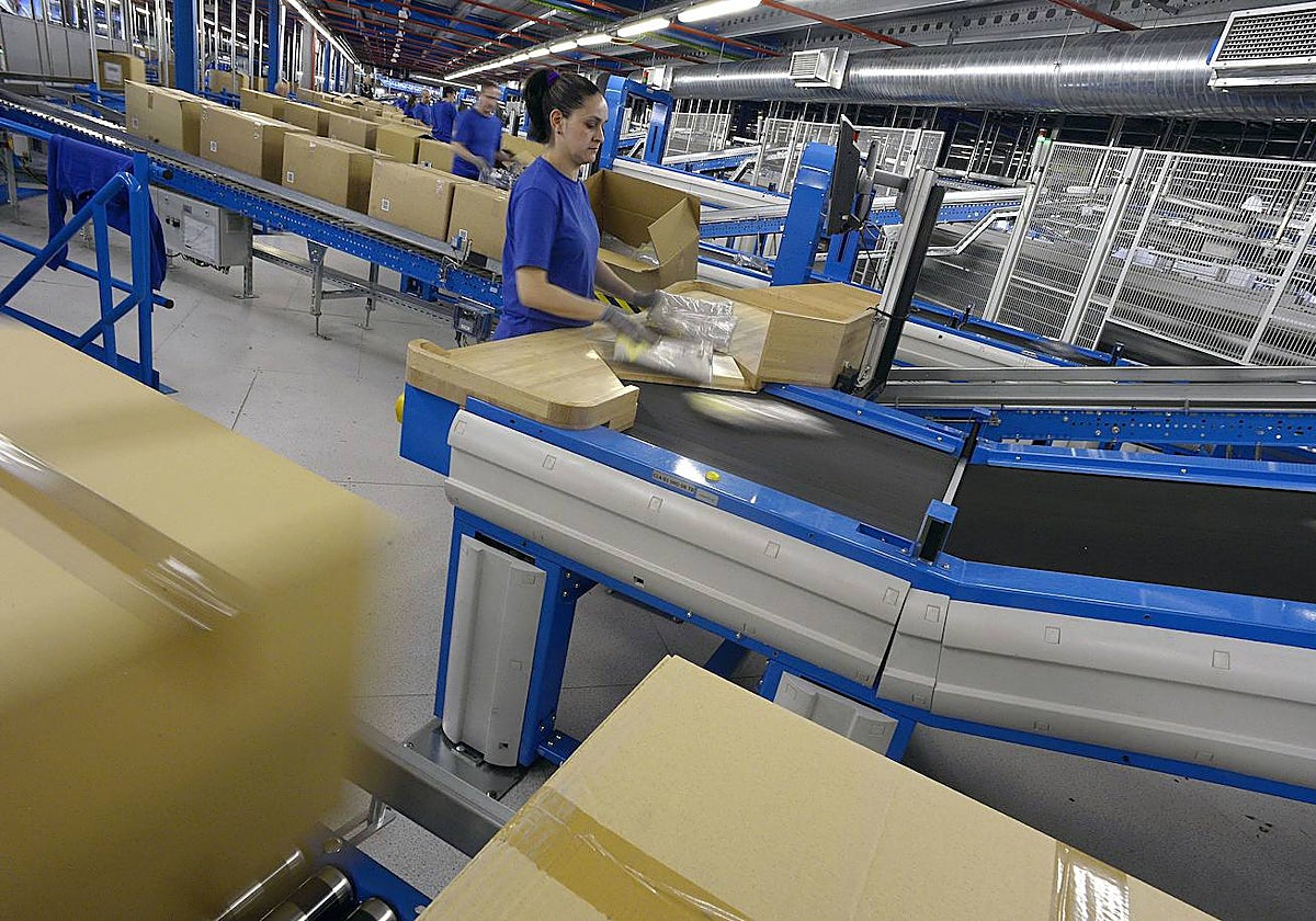 Logistika lantegi bateko langile bat.