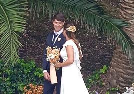 Aritz Elustondo, en su boda junto a su mujer Idoia.