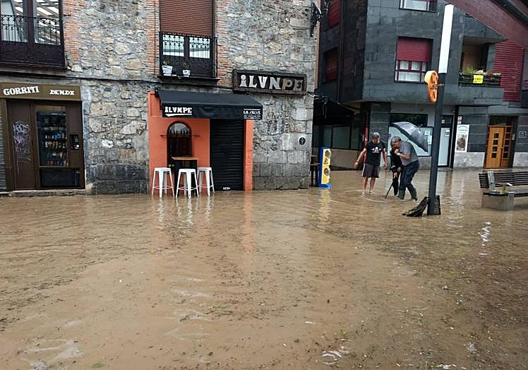 Imagen principal - Una tromba de agua inunda garajes y locales en Elgoibar y sigue el aviso por lluvia en Gipuzkoa