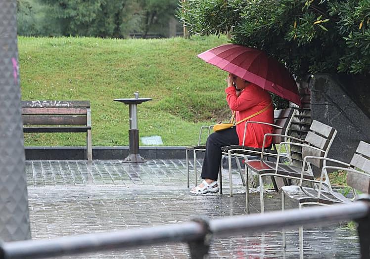 Imagen principal - Una tromba de agua inunda garajes y locales en Elgoibar y sigue el aviso por lluvia en Gipuzkoa