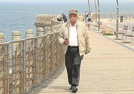 El pasillo de su casa. Luis Múgica caminapor el Paseo Nuevo de Donostia, que lo viene recorriendo más de mil veces al año.