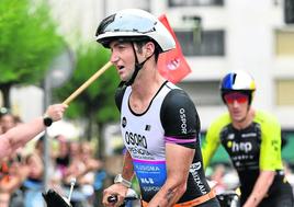 Pello Osoro se apea dela bicicleta en el reciente triatlón de Zarautz, enel que logró la tercera plaza.