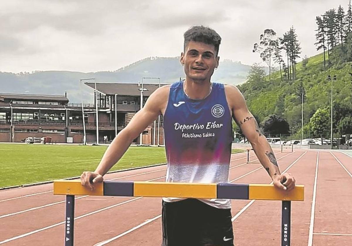 El eibartarra Imanol Egidazu, campeón vasco de 400 m.v., posa junto a una valla.