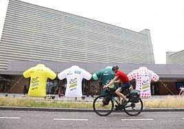 El maillot amarillo, el blanco, el verde y el de lunares rojos, en la avenida Zurriola enfrente del Kursaal.