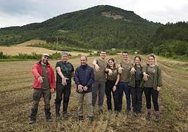 Mattin Aiestaran, Jesús García Gazólaz, Manolo Romero y voluntarios de Aranzadi posan a las faldas del monte Irulegi.