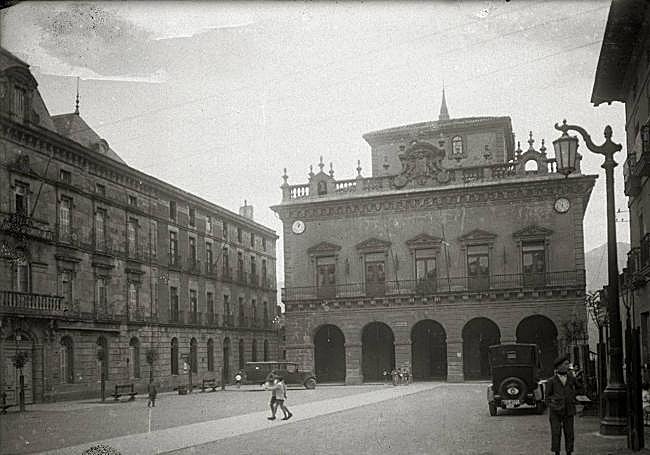 El Ayuntamiento de Irun, con su clásico reloj a la izquierda y su barómetro a la derecha.