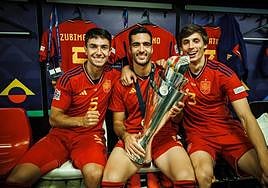 Martin Zubimendi, Mikel Merino y Robin Le Normand celebran el título de la UEFA Nations League en el vestuario.