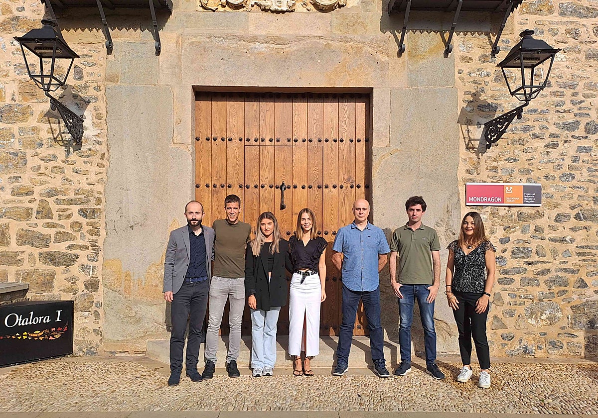 Los galardonados junto a representantes de Mondragon Unibertsitatea y Mondragón Corporación en el palacio Otalora.