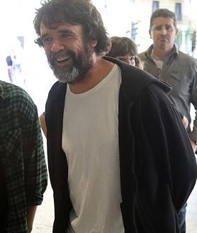 Imagen secundaria 2 - Una asistente entrega su móvil para poder estar presente en el concierto. El cantautor oñatiarra Ruper Ordorika y debajo el que fuera cantante de la extinta banda navarra Berri Ttarrak Gorka Urbizu.