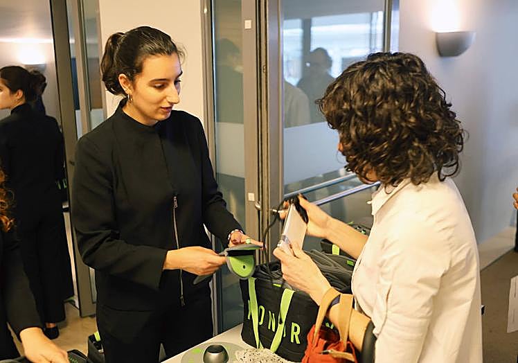 Imagen principal - Una asistente entrega su móvil para poder estar presente en el concierto. El cantautor oñatiarra Ruper Ordorika y debajo el que fuera cantante de la extinta banda navarra Berri Ttarrak Gorka Urbizu.