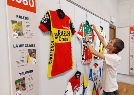 Imagen secundaria 1 - Etxebeste muestra algunos de los maillots de su colección. 