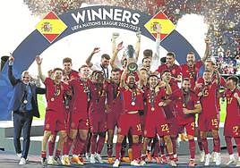 Alba levanta el trofeo de la Nations League rodeado de sus compañeros.