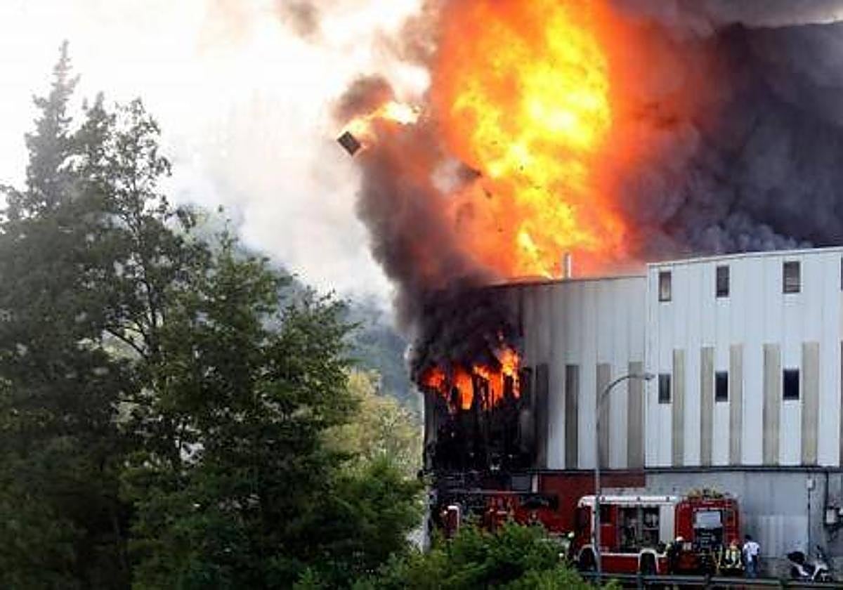 Llamas saliendo de las instalaciones de Olatu (Pukas) en el Polígono Ugaldetxo de Oiartzun.
