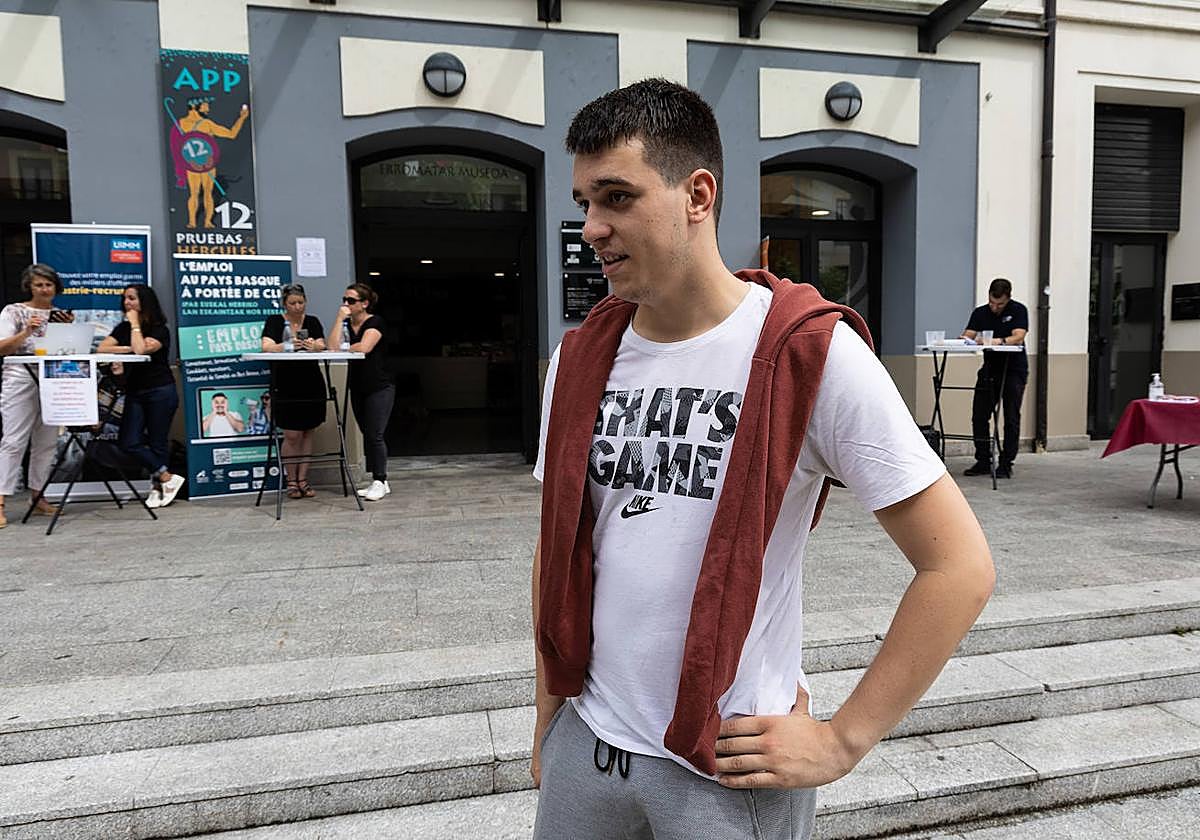 Pablo San Román, un estudiante en busca de trabajao, ayer en la feria de empleo en Irun.