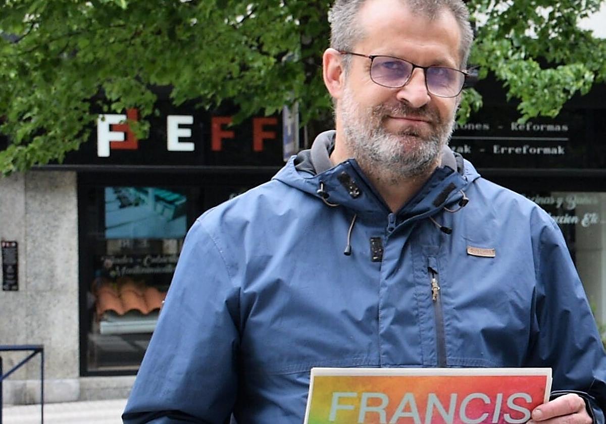 Xabier Susperregi muestra la portada de 'Francis'.