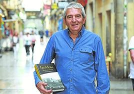 Jabier Iraola, con un ejemplar del libro sobre Igeldo.