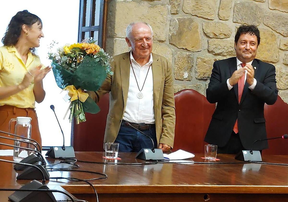 Anjel Lertxundik Zarauzko Udalaren Kultur Merezimenduaren Domina jaso zuen