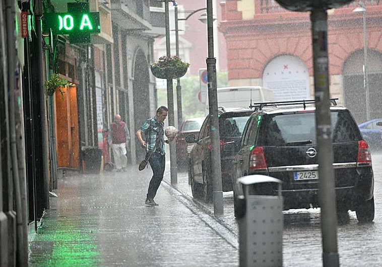 El intenso aguacero en Eibar ha duchado a más de uno a las 9.00 horas de esta mañana.