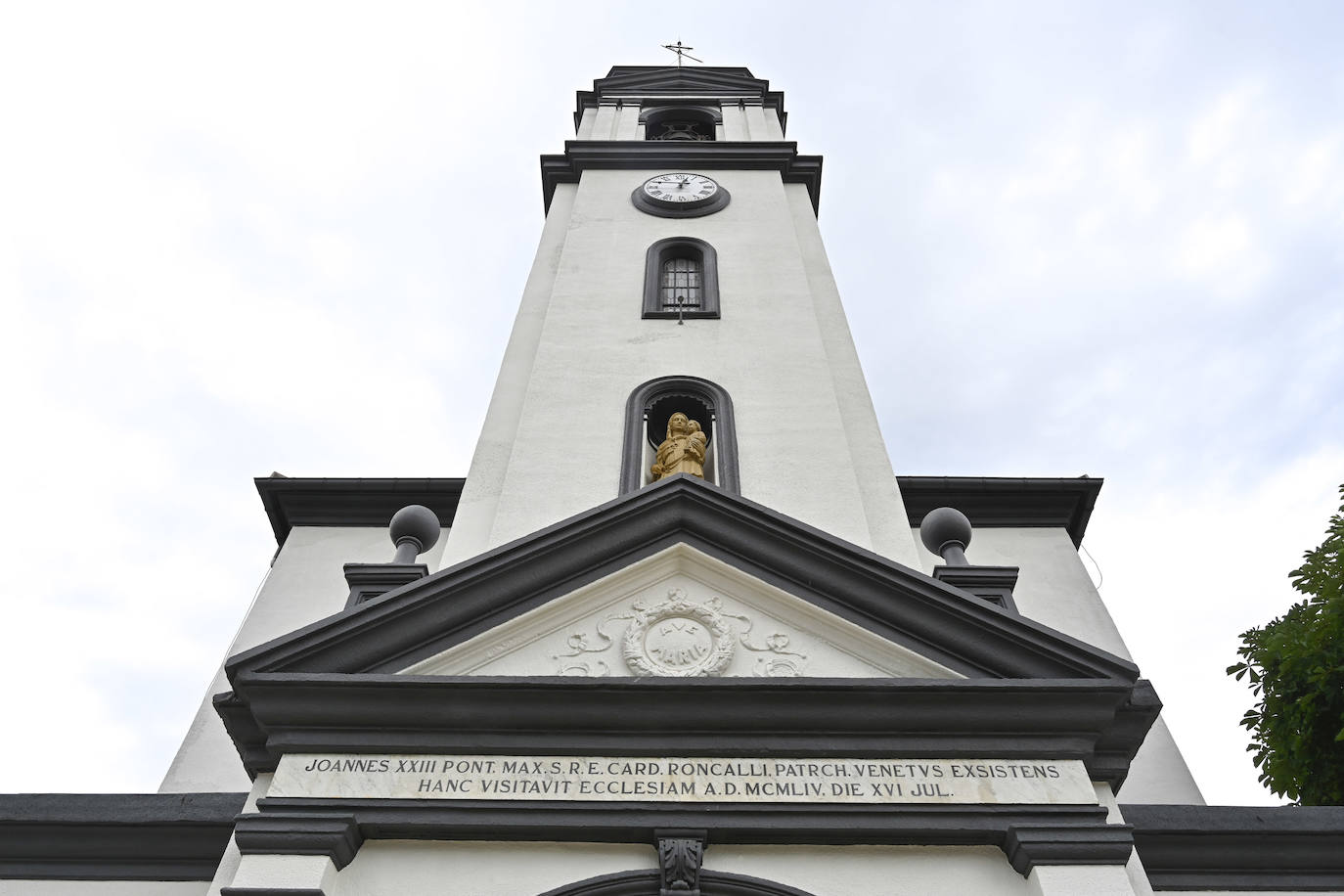 Imágenes de Beobide y vidrieras de Maumejean en Añorga