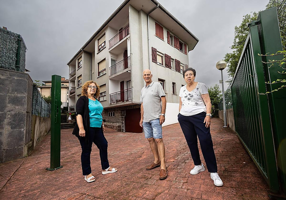 Maribel, Bittor y Mari Carmen, vecinos de la calle Aduna de Irun, se han quedado sin las ayudas europeas para rehabilitar sus viviendas.