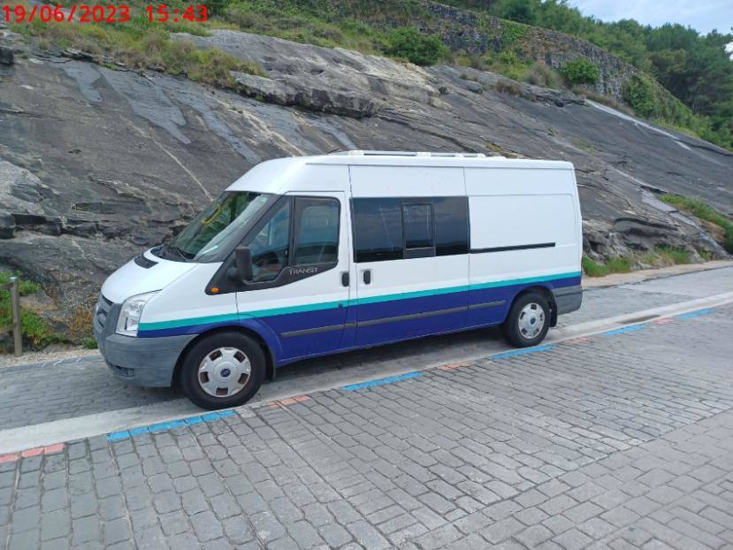 La furgoneta estacionada en el Paseo Nuevo de San Sebastián.