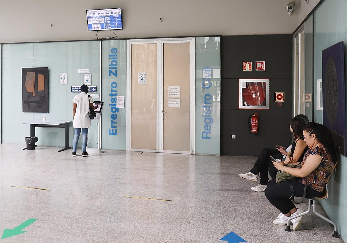 Varias mujeres esperan turno para ser atendidas en el Registro Civil de los juzgados de Donostia, este jueves.